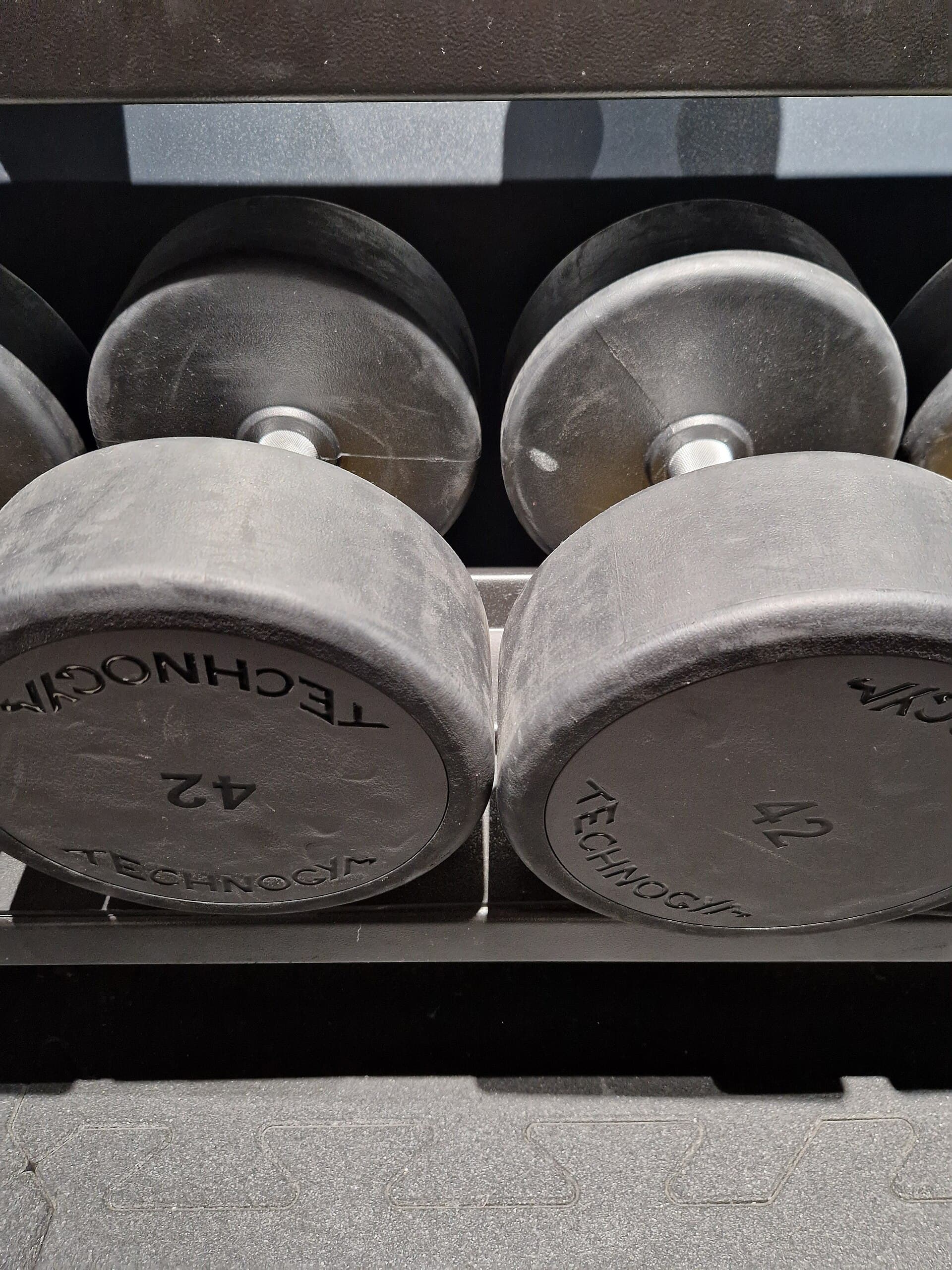 Mancuernas de 42 kilos en el soporte de un gimnasio
